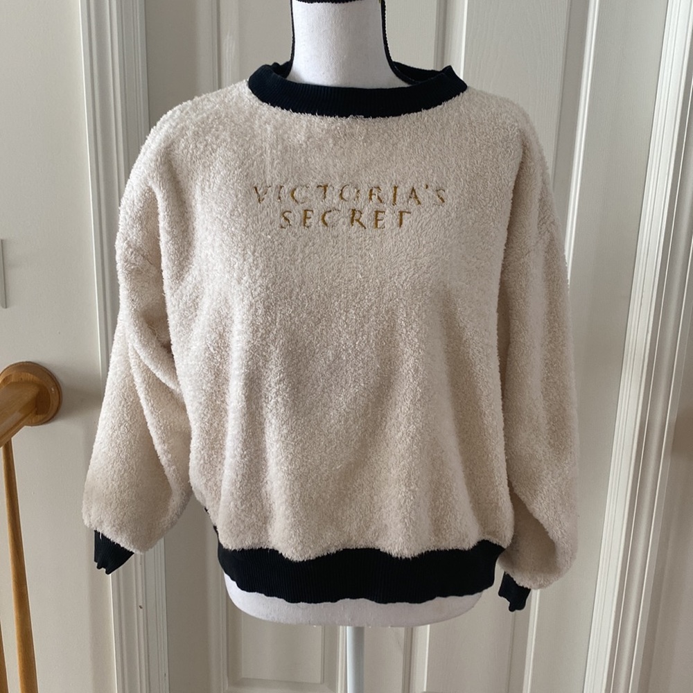 09:12 - Vintage Gold Label Victoria’s Secret  Terry Cloth Sweater